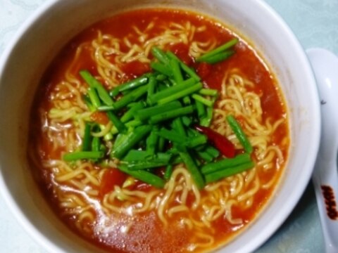 トマトがいっぱい！トマトラーメン（インスタント麺）